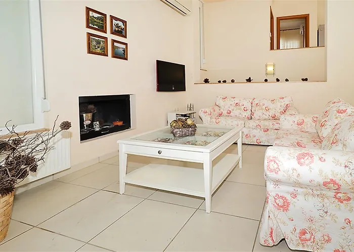 Helios Seafront Rachoni - 3 Bedrooms 7 Guests